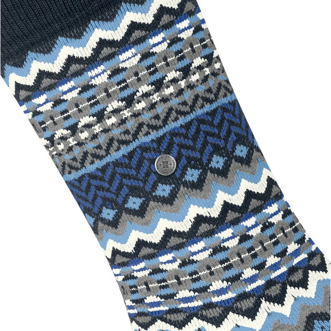 Burlington dames sok Fair Isle 27210 in donkerblauw met grijs-wit geometrisch breipatroon en metalen logo. - Jambelles