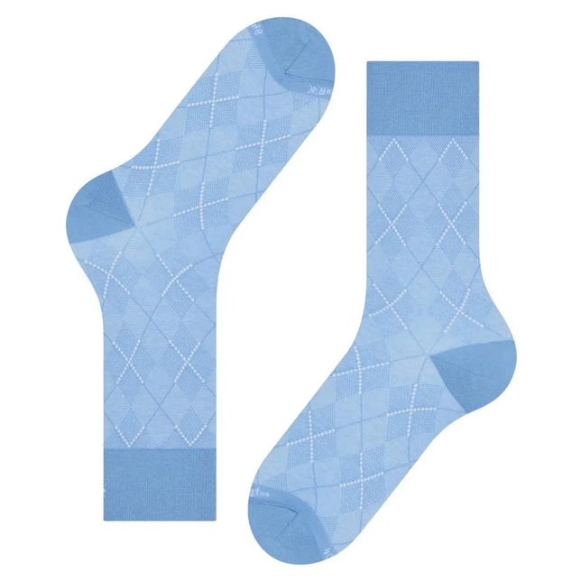 Burlington herensokken Carrington SO 21061 in lichtblauw met argyle-ruitpatroon en blauwe boord, hiel en teen. - Jambelles