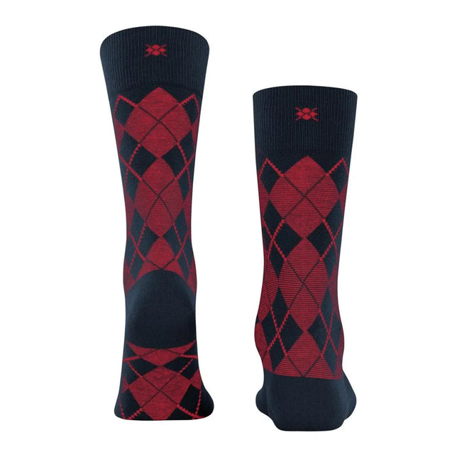 Burlington Carrington SO 21061 herensokken in donkerblauw met rood argyle-ruitpatroon en logo op de boord. - Jambelles