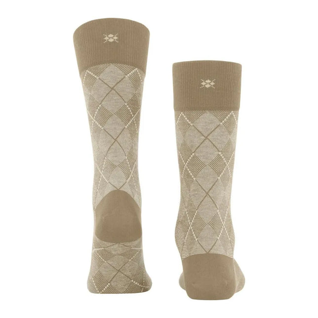 Paar Burlington Carrington SO 21061 herensokken in beige met crèmekleurig ruitpatroon en logo op de boord. - Jambelles
