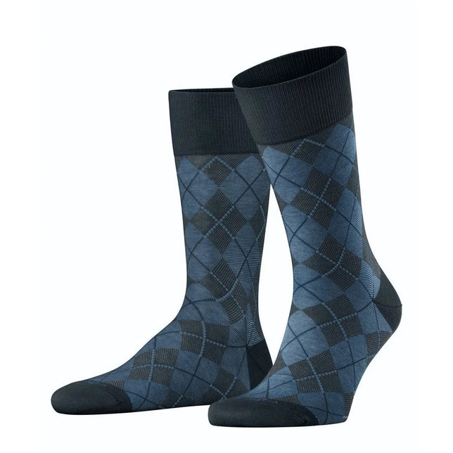 Paar Burlington Carrington SO 21061 herensokken in blauw met donker argyle-ruitpatroon, zwarte boorden en tenen. - Jambelles
