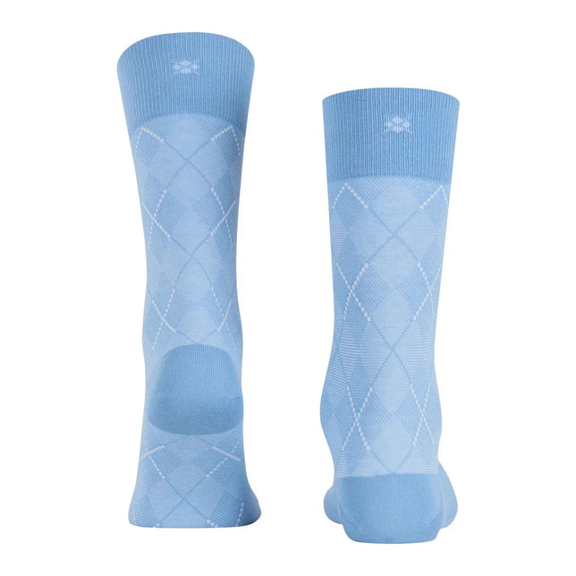 Lichtblauwe Burlington Carrington SO 21061 herensokken met wit argyle-ruitpatroon en logo op de boord. - Jambelles