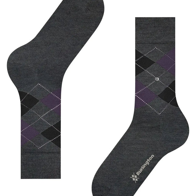 Paar Burlington Edinburgh Sock 21125 herensokken in donkergrijs met paars-zwart ruitpatroon, logo en metalen knop. - Jambelles