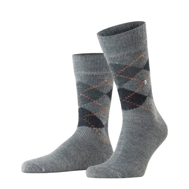 Grijze Burlington herensokken Preston SO 24284 met donker ruitpatroon, oranje stiksels en metalen logo. - Jambelles