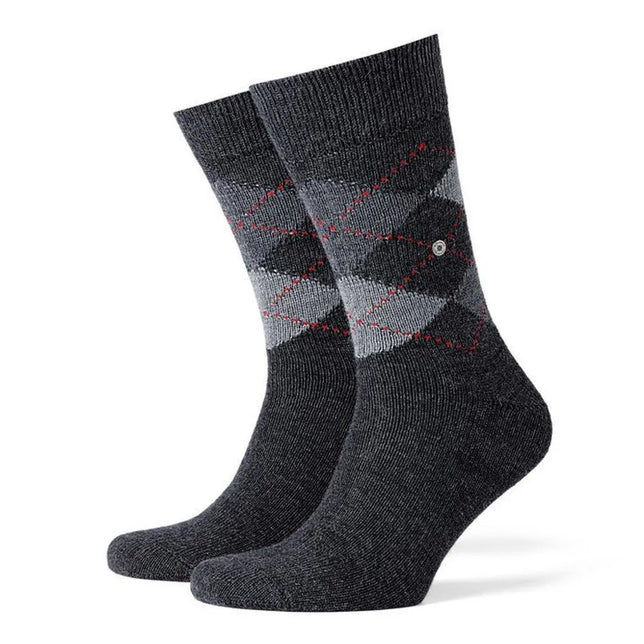 Paar donkergrijze Burlington herensokken Preston SO 24284 met grijs-zwart ruitpatroon en rode stiksels. - Jambelles