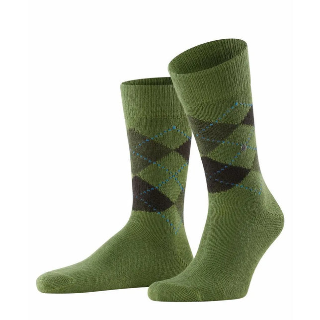 Burlington heren sokken Preston SO 24284 in olijfgroen met donker argylepatroon, blauwe stiksels en metalen logo. - Jambelles