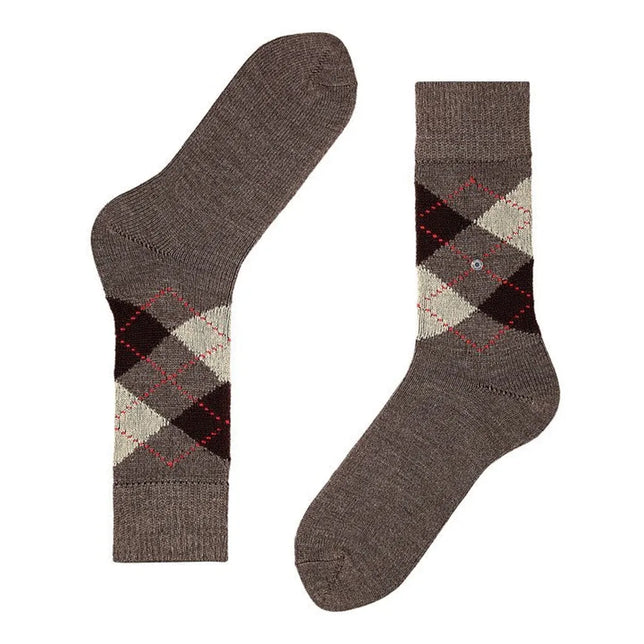 Bruine Burlington herensokken Preston SO 24284 met beige en donkerbruine ruiten en rode stippellijnen. - Jambelles