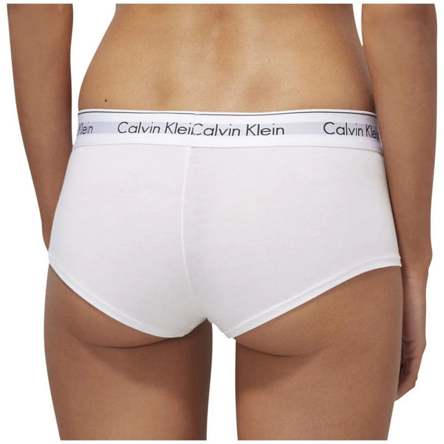 Witte Calvin Klein dames boxer boy short 0000F3788E op model, achteraanzicht met elastische logoband. - Jambelles