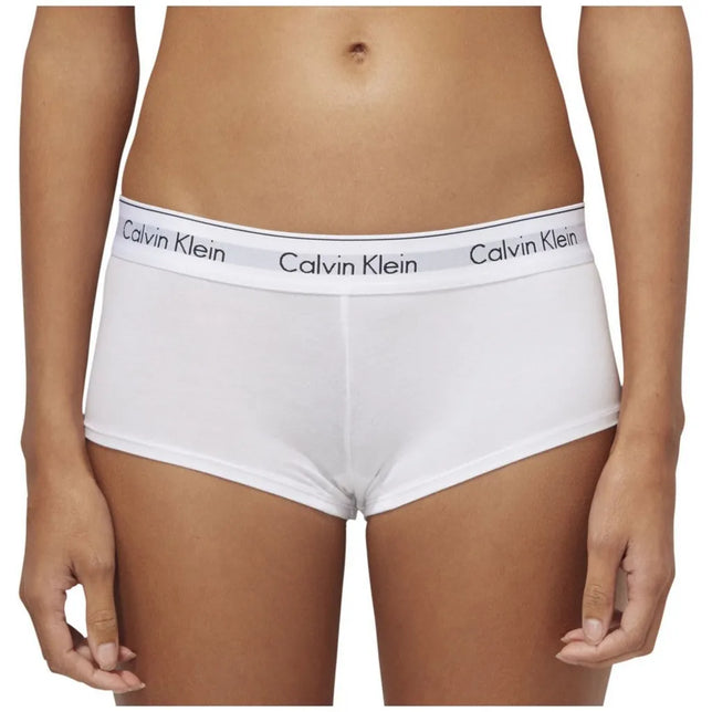 Witte Calvin Klein dames boxer boy short met elastische logoband, gedragen door een model aan de voorzijde - Jambelles