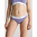 Model draagt paarse Calvin Klein dames bikinislip 0000F3787E met witte logoband en bijpassende bralette. - Jambelles