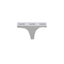 Model draagt een grijze Calvin Klein dames string thong met witte elastische logoband en bijpassende bralette. - Jambelles