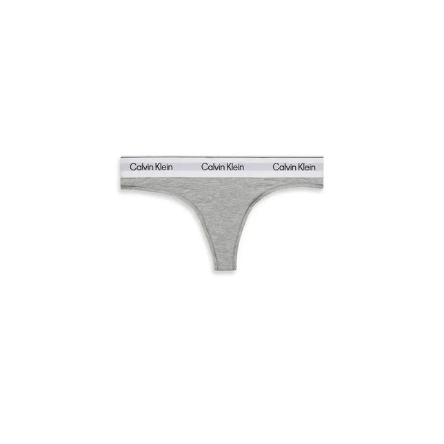 Grijze Calvin Klein damesstring LV00QF8518 met witte elastische tailleband en herhaald zwart logo. - Jambelles