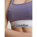 Model draagt paarse Calvin Klein Icon Cotton Modal bralette met brede bandjes en witte logoband. - Jambelles