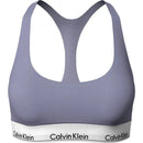 Model draagt paarse Calvin Klein Icon Cotton Modal bralette met brede bandjes en witte logoband. - Jambelles