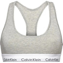 Model draagt paarse Calvin Klein Icon Cotton Modal bralette met brede bandjes en witte logoband. - Jambelles