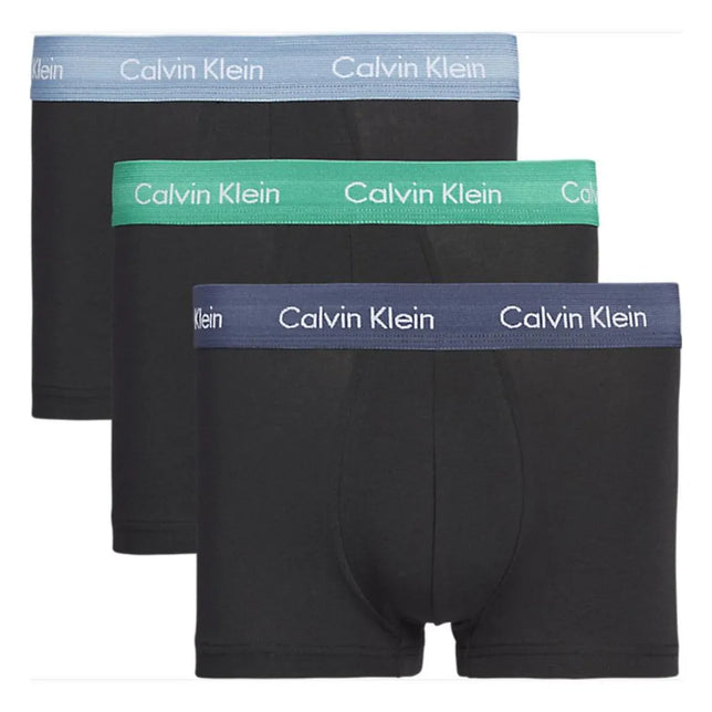 Calvin Klein heren Low Rise Trunk 3-pack in zwart met lichtblauwe, groene en donkerblauwe logobanden. - Jambelles