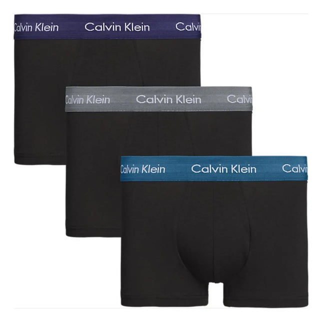 Calvin Klein herenboxers Low Rise Trunk 3-pack in zwart met blauwe, grijze en donkerblauwe logobanden. - Jambelles