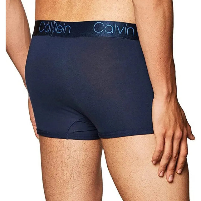 Donkerblauwe Calvin Klein heren boxer trunk Intense Power met brede logoband, achteraanzicht. - Jambelles