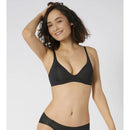 Damesmodel van achteren in zwarte sloggi BODY ADAPT bralette met brede bandjes, gladde stof en diepe ronde rug. - Jambelles