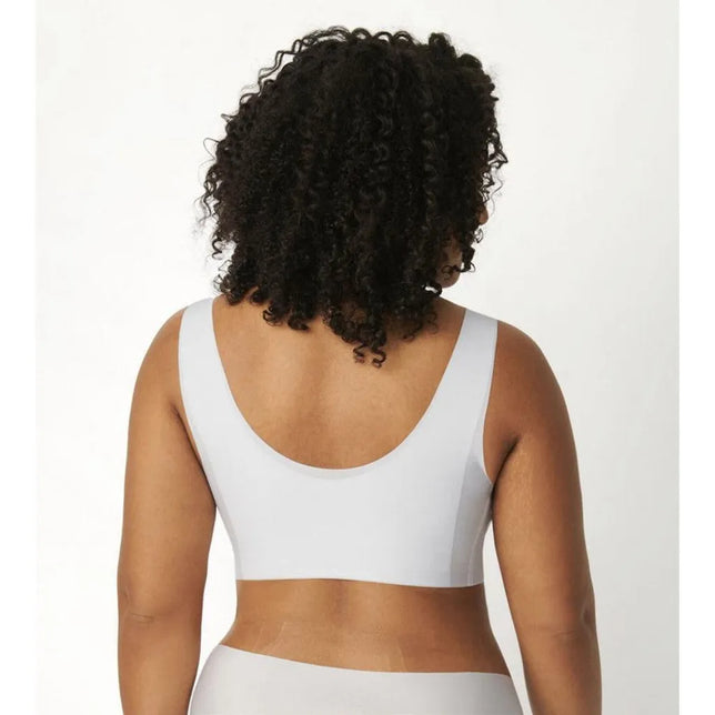 Model van achteren in witte sloggi BODY ADAPT T-shirtbralette met brede bandjes, ronde rug en gladde afwerking. - Jambelles