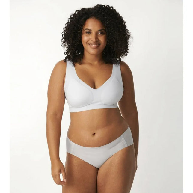 Model draagt een lichtgrijze sloggi BODY ADAPT T-shirt-bh met brede bandjes, V-hals en bijpassende slip. - Jambelles