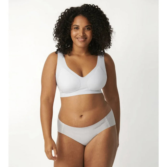 Model draagt de lichtgrijze sloggi BODY ADAPT T-Shirt Bra bralette met brede bandjes en V-hals, met bijpassende slip. - Jambelles