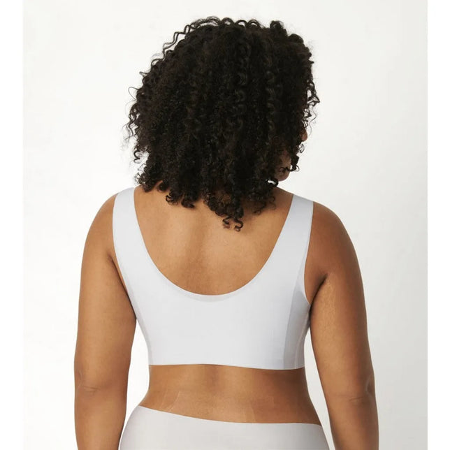 Lichtgrijze sloggi BODY ADAPT T-Shirt Bra voor dames, achteraanzicht met brede bandjes en lage ronde rug. - Jambelles