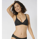 Damesmodel van achteren in zwarte sloggi BODY ADAPT bralette met brede bandjes, gladde stof en diepe ronde rug. - Jambelles