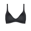 Damesmodel van achteren in zwarte sloggi BODY ADAPT bralette met brede bandjes, gladde stof en diepe ronde rug. - Jambelles