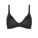 Damesmodel van achteren in zwarte sloggi BODY ADAPT bralette met brede bandjes, gladde stof en diepe ronde rug. - Jambelles