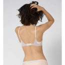 Damesmodel van achteren in zwarte sloggi BODY ADAPT bralette met brede bandjes, gladde stof en diepe ronde rug. - Jambelles