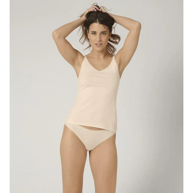 Model in beige sloggi GO Shirt 01 dameshemd met spaghettibandjes en V-hals, gecombineerd met een bijpassende slip. - Jambelles