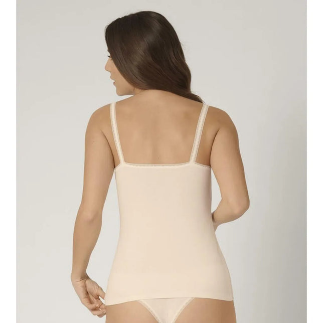 Achteraanzicht van sloggi GO Shirt 01 dameshemd in lichtbeige, met smalle bandjes en een rechte lage rug. - Jambelles