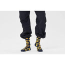 Groene Happy Socks Banana BAN01 fantasiesokken voor dames en heren met gele bananen, gedragen met kleurrijke sneakers. - Jambelles