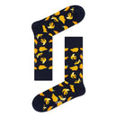 Groene Happy Socks Banana BAN01 fantasiesokken voor dames en heren met gele bananen, gedragen met kleurrijke sneakers. - Jambelles