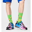Groene Happy Socks Banana BAN01 fantasiesokken voor dames en heren met gele bananen, gedragen met kleurrijke sneakers. - Jambelles