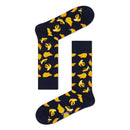 Groene Happy Socks Banana BAN01 fantasiesokken voor dames en heren met gele bananen, gedragen met kleurrijke sneakers. - Jambelles