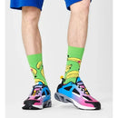 Groene Happy Socks Banana BAN01 fantasiesokken voor dames en heren met gele bananen, gedragen met kleurrijke sneakers. - Jambelles