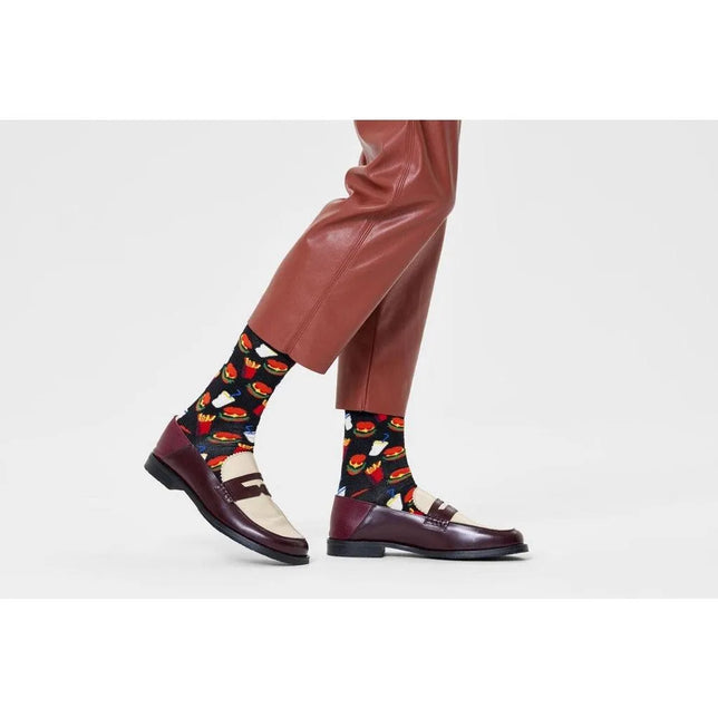 Zwarte Happy Socks fantasiesokken voor dames en heren met kleurrijke burgers, friet en drankjes, gedragen met loafers. - Jambelles
