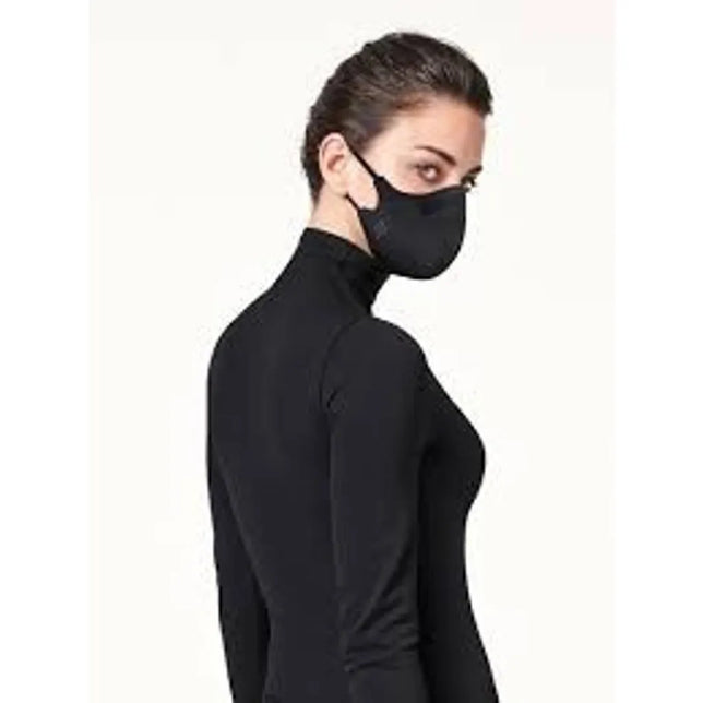 Vrouw draagt een zwart Wolford Classic Care mondkapje 96239 met aansluitende pasvorm en elastische oorlussen. - Jambelles