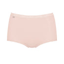 Blauwe verpakking van sloggi Basic+ Maxi C3P damesslips, 3-pack in wit, beige en rood, met model in rode slip. - Jambelles