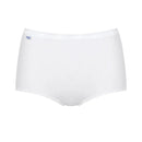 Blauwe verpakking van sloggi Basic+ Maxi C3P damesslips, 3-pack in wit, beige en rood, met model in rode slip. - Jambelles
