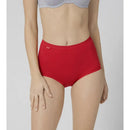 Blauwe verpakking van sloggi Basic+ Maxi C3P damesslips, 3-pack in wit, beige en rood, met model in rode slip. - Jambelles
