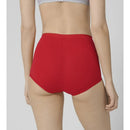 Blauwe verpakking van sloggi Basic+ Maxi C3P damesslips, 3-pack in wit, beige en rood, met model in rode slip. - Jambelles