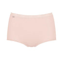 Blauwe verpakking van sloggi Basic+ Maxi C3P damesslips, 3-pack in wit, beige en rood, met model in rode slip. - Jambelles