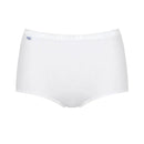 Blauwe verpakking van sloggi Basic+ Maxi C3P damesslips, 3-pack in wit, beige en rood, met model in rode slip. - Jambelles