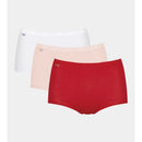 Blauwe verpakking van sloggi Basic+ Maxi C3P damesslips, 3-pack in wit, beige en rood, met model in rode slip. - Jambelles