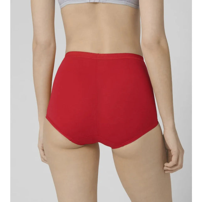 Rode sloggi Basic+ Maxi C3P damesslip met hoge taille, brede zijkanten en volledige bedekking, van achteren gezien. - Jambelles