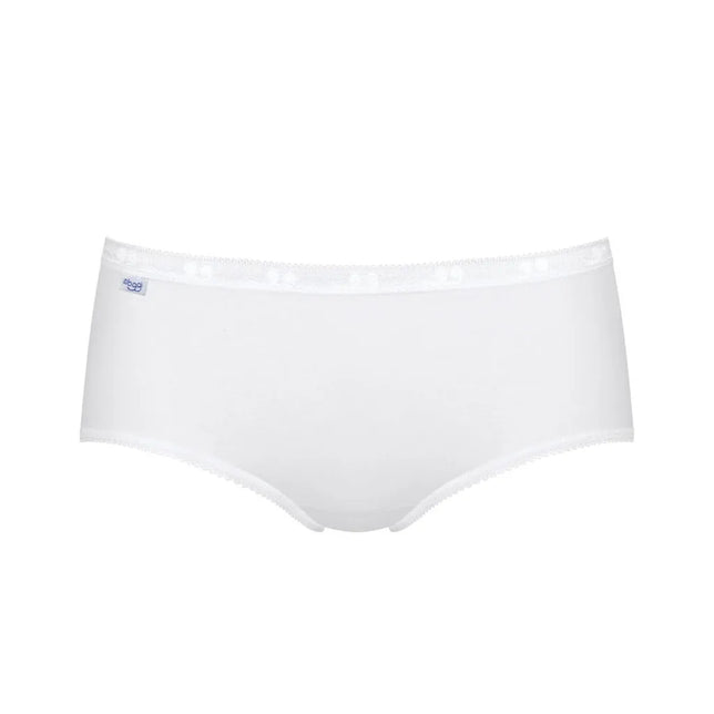 Witte dames midi-slip van sloggi Basic+ met brede tailleband, fijne schulprandjes en klein logo links. - Jambelles