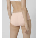 Lichtroze dames slip sloggi Basic+ Midi, van achteren gedragen, met hoge taille en subtiel afgewerkte elastische boorden. - Jambelles